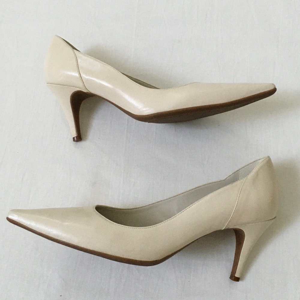 MICHELLE D Leather Heels Pumps Size 9 Cream Bone - Picture 3 of 9